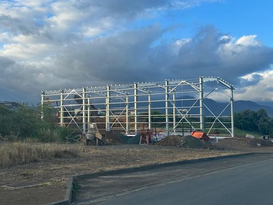 Κτίριο κατασκευής από ζεστό τσιμεντωμένο μέταλλο Q355b Q235b Ατσάλινη προκατασκευασμένη αποθήκη